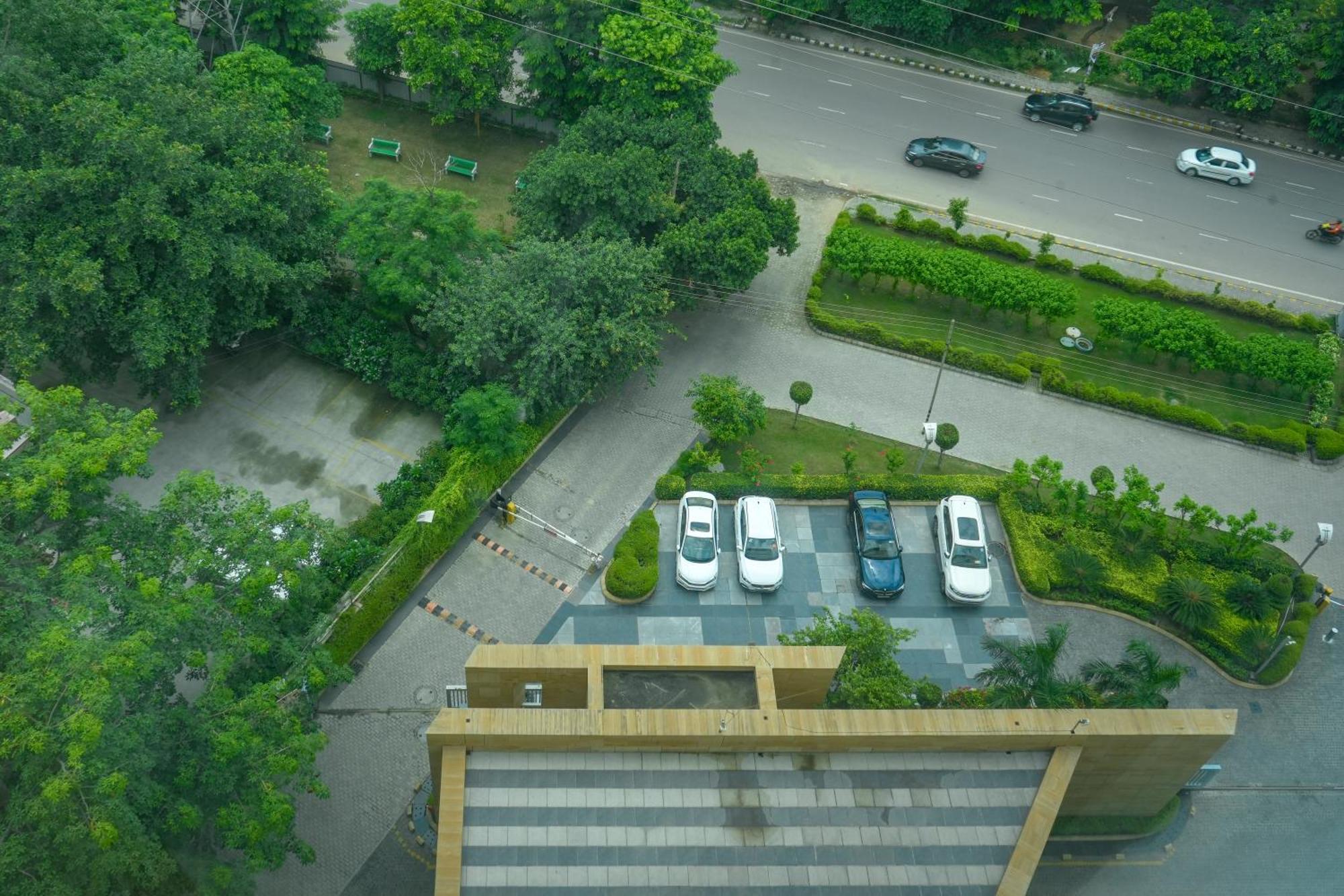 Courtyard By Marriott Gurugram Downtown Hotel Gurgaon Esterno foto